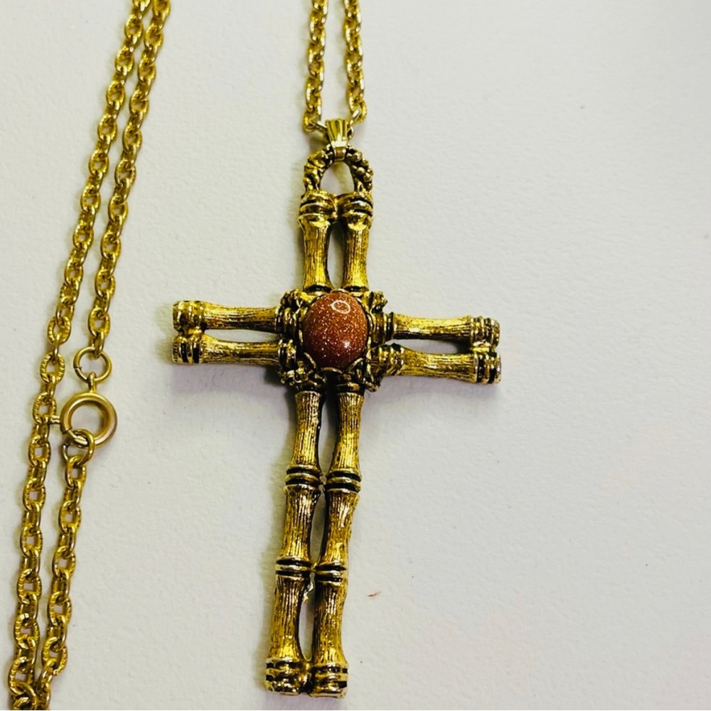 Vintage Bamboo Texture Beveled Gold tone Cross Pendant Necklace W Center Stone